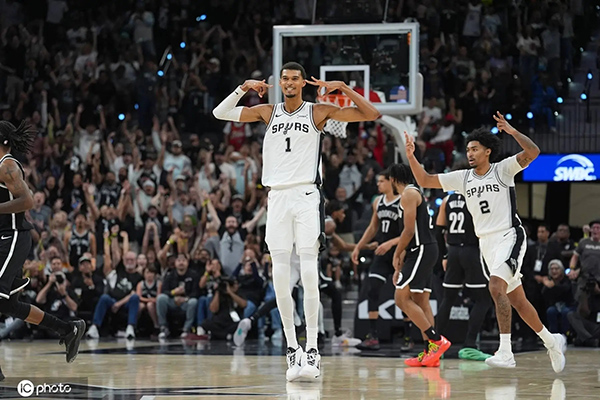 字母哥与文班亚马当选新赛季首周东西部最佳球员